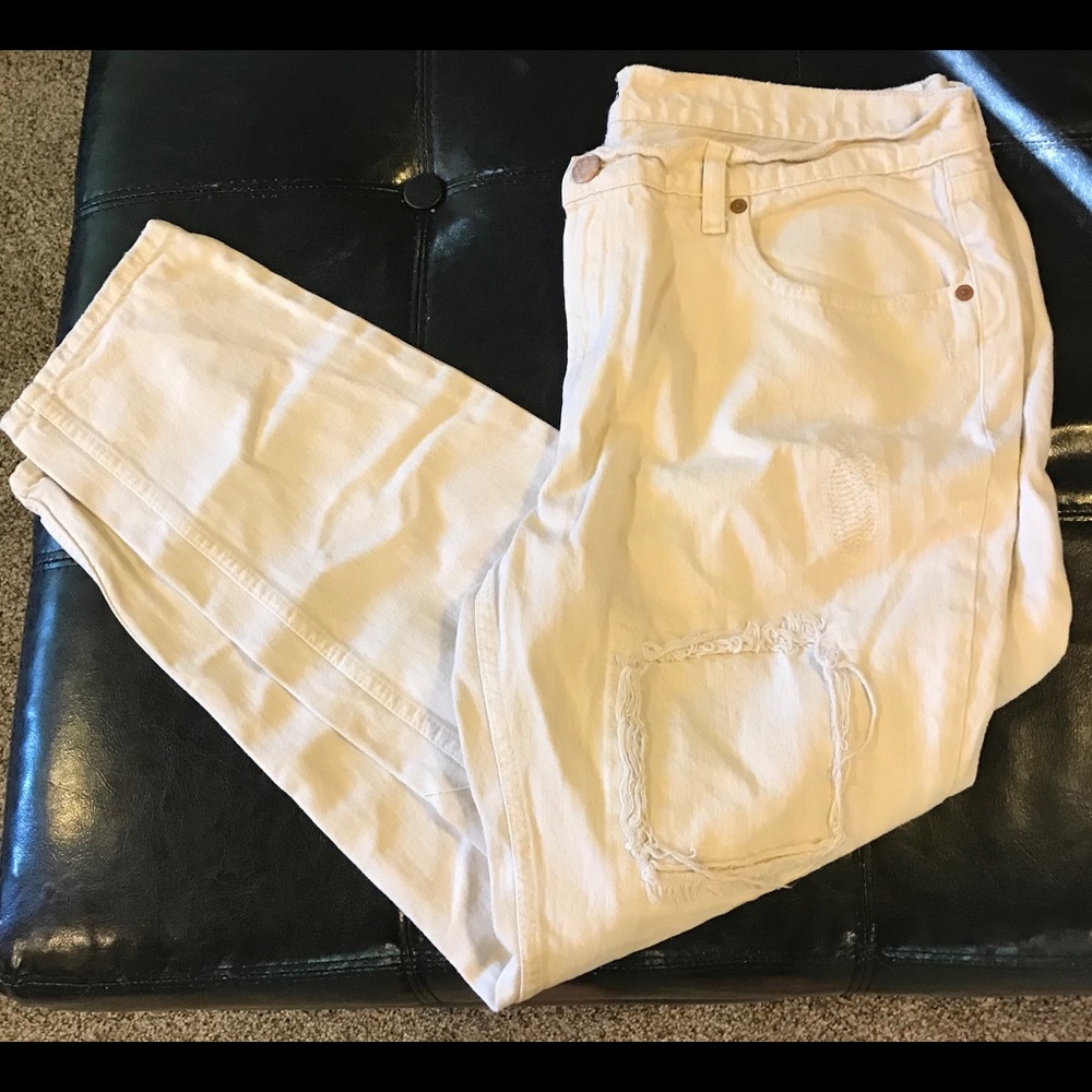 32 BDG slim boyfriend white jeans.